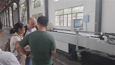 Russesch Clientë koumen bei eis Firma fir eng -Inspektioun op der Plaz